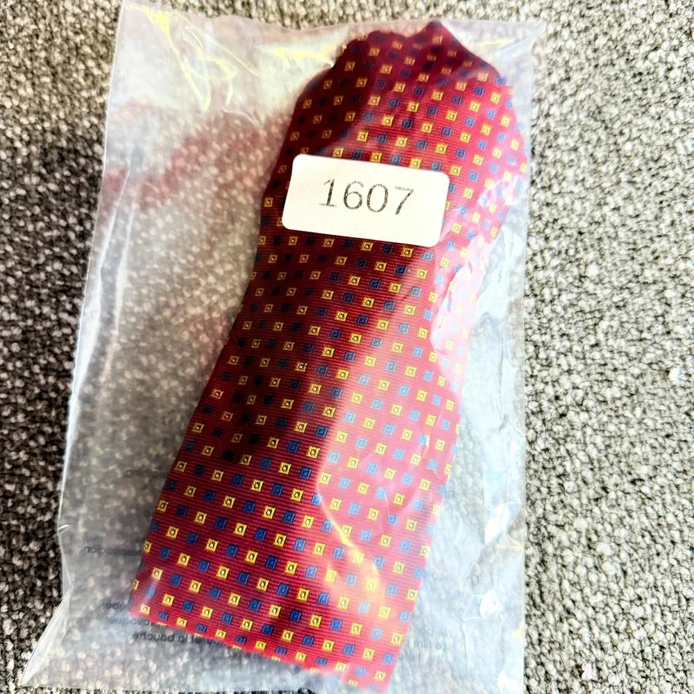 Brooks Brothers Tie Makers XL All Silk Made in USA Red Gold Blue Medallion Tie